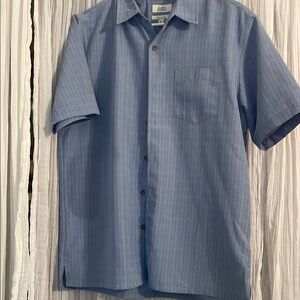 Men’s Craft & Barrow Blue Casual Short Sleeve Button Down Shirt. Size Medium